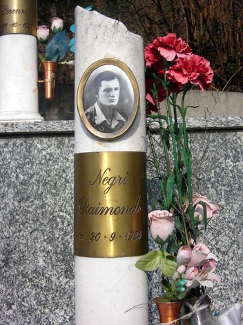 Monumento in memoria dei martiri della Garella, con foto e omaggi floreali.
