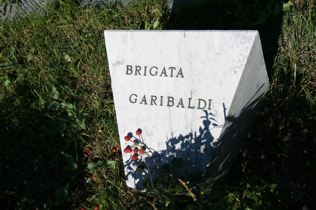 Monumento che commemora le vittime delle stragi di Apuania, dedicato alla Brigata Garibaldi.