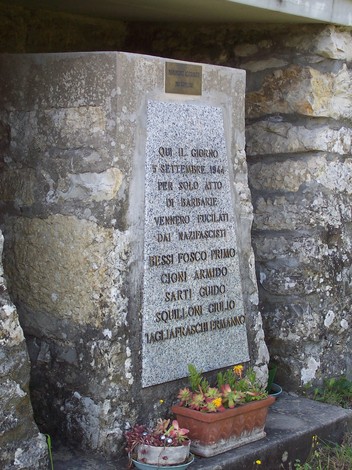 Cippo commemorativo ai caduti di Sommaia, dedicato alle vittime dell'inerzia nazifascista.