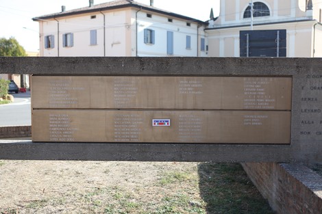 Monumento ai Caduti di Manzolino, dedicato alla memoria dei combattenti, con nomi incisi su una placca.