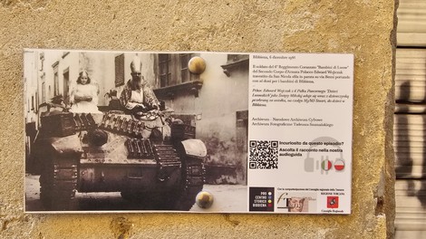 Murale colorato dedicato alla sfilata di San Nicola, con elementi festivi e scene tradizionali.