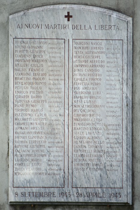 Il "Sacrario del Martinetto" è un memoriale con nomi di martiri della libertà, commemorando eventi storici.