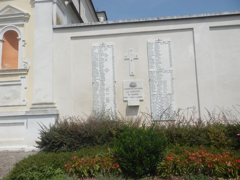 Lapide commemorativa dedicata ai caduti, con nomi e anni incisi in memoria dei sacrifici.