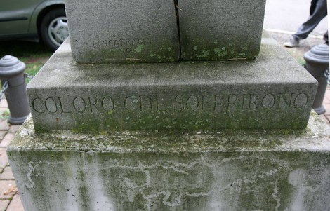 Monumento di Giovi, dedicato a chi ha sofferto, con dettagli architettonici e storici.