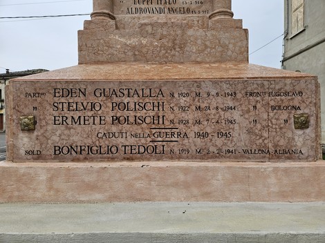 Monumento ai Caduti di Tabellano, con nomi incisi in memoria dei soldati della Seconda Guerra Mondiale.