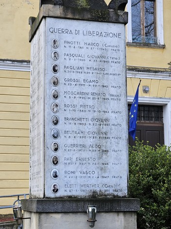 Monumento ai Caduti di tutte le Guerre, commemorazione con nomi di soldati e simboli di memoria storica.