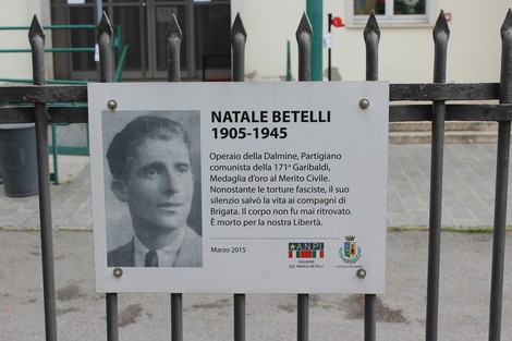 Targa commemorativa dedicata a Natale Betelli, partigiano e medaglia d'oro al Merito Civile.