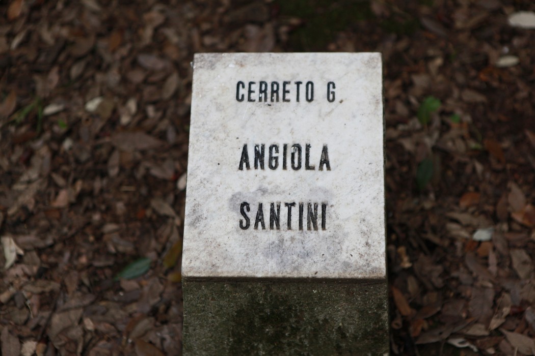 Scultura nel Giardino della meditazione, circondato da foglie, evoca un senso di pace e riflessione.