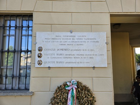 Lapide commemorativa ai caduti antifascisti, con nomi e date di resistenza e persecuzione.