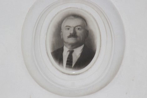 Sacrario dedicato ai partigiani di Torbella, con ritratti storici e simboli di memoria e resistenza.