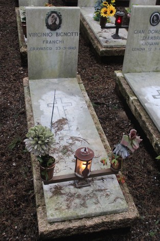 Tombe perpetue dedicate ai caduti per la Libertà, con decorazioni floreali e candele.