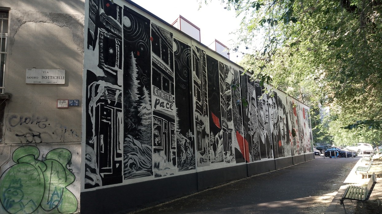 Murale artistico che celebra la cultura urbana, rappresentando scene di vita e simboli significativi.