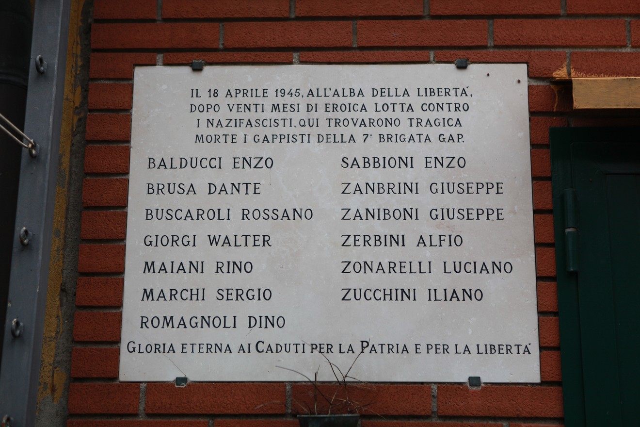 Lapide in memoria dei partigiani della 7° GAP, onore ai caduti per la libertà.
