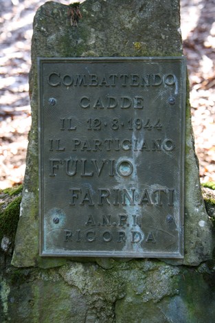 Cippo commemorativo di Fulvio Farinati, partigiano caduto il 12 agosto 1944, A.N.P.I. ricorda il suo sacrificio.