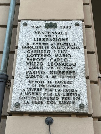 Lapide commemorativa per il ventennale della Liberazione, con nomi di caduti e richiamo al dovere civico.