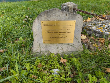 Cippo commemorativo per l'accoglienza degli sfollati durante la Seconda Guerra Mondiale.