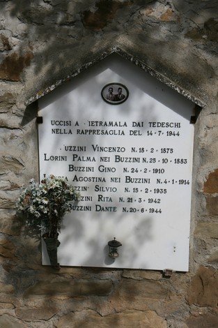Lapide commemorativa della famiglia Buzzini, vicenda storica legata alla resistenza.