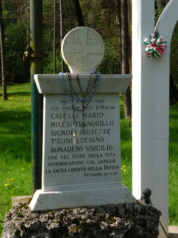 Monumento dedicato ai caduti partigiani, con iscrizioni commemorative e decorazioni.