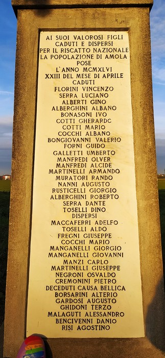 Monumento commemorativo ai caduti dell'Amola, dedicato ai valorosi figli della comunità.