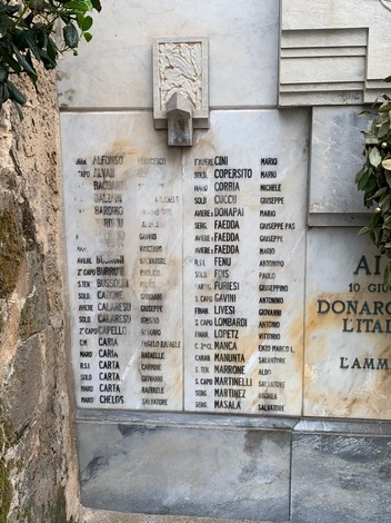 Monumento ai Caduti di Alghero, omaggio ai soldati con nomi incisi su una stele in marmo.