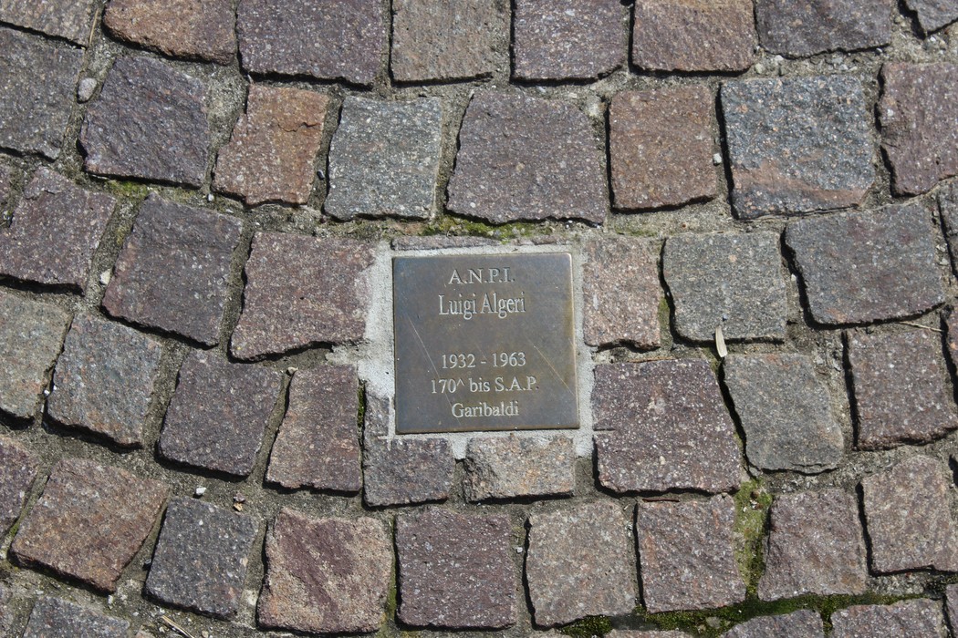 Pietra d'inciampo in memoria di lunghi Algen, partigiano della Seconda guerra mondiale.