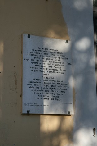 Lapidi della Scuola di Nozzano, commemorazione storica e culturale con legami al Comune di Lucca.