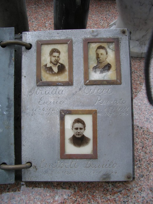 Sepolcro dei caduti di Pian d'Albero, commemorazione dei soldati con fotografie e incisi in memoria.