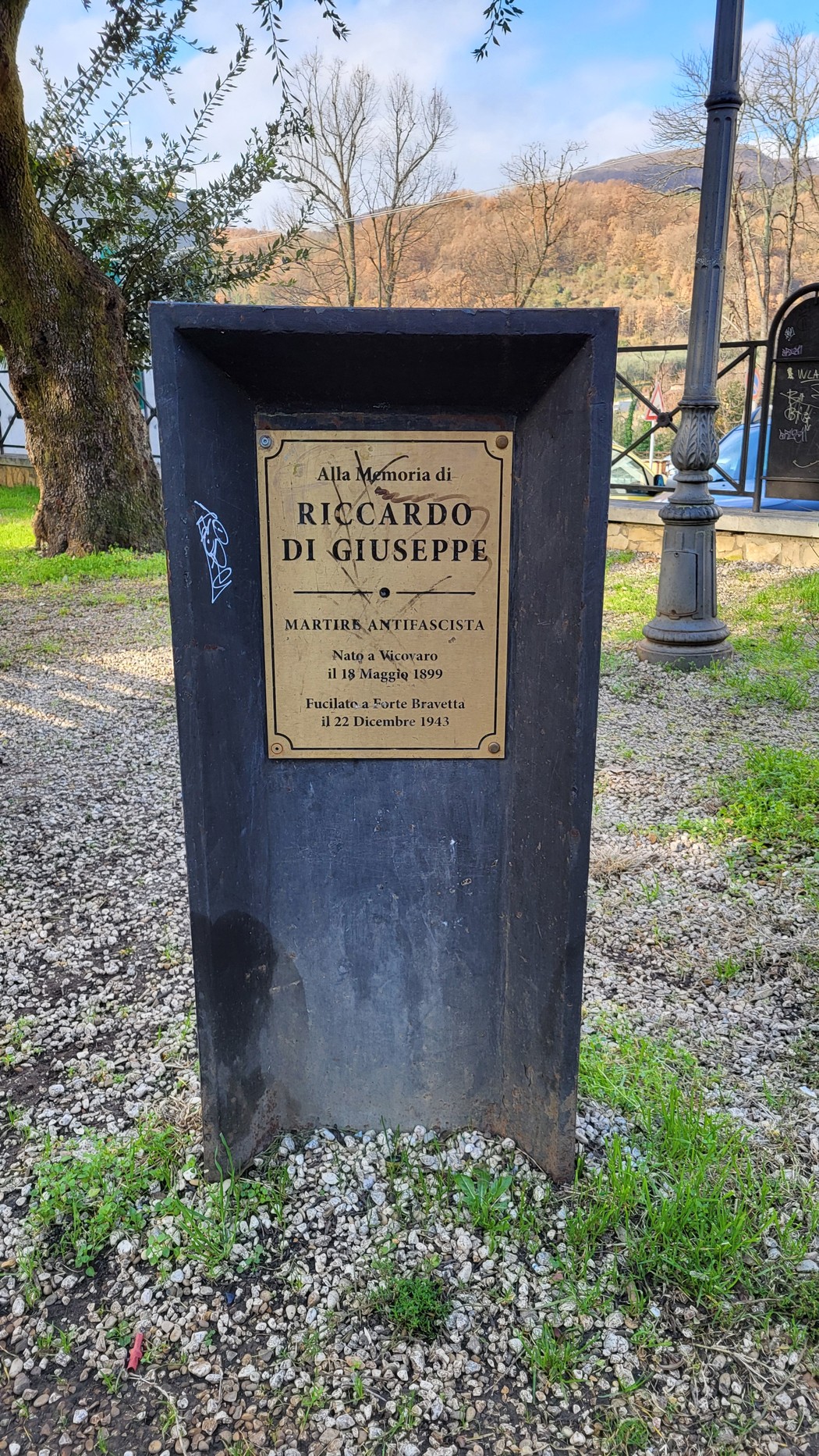 Cippo commemorativo dedicato a Riccardo Di Giuseppe, situato in un'area panoramica.