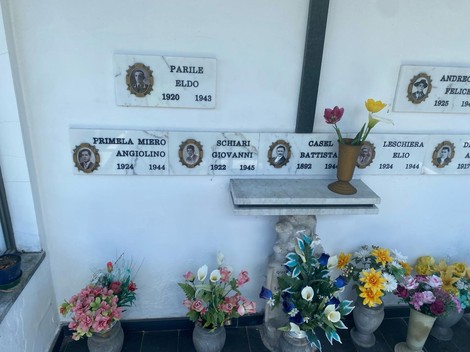 Cappella dedicata ai caduti per la libertà, con foto e fiori in commemorazione.