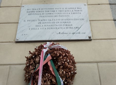 Lapide commemorativa del Piccolo Teatro, in memoria dei combattenti per la libertà e contro il fascismo a Milano.