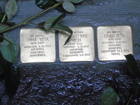 Pietre d’inciampo in memoria dei fratelli Vitta, commemorano la loro deportazione e assassinio durante la Shoah.