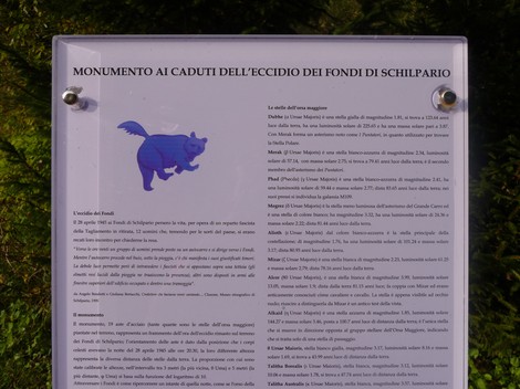 Monumento ai Dodici Caduti, una commemorazione dedicata ai caduti in guerra, situato in un contesto naturale.