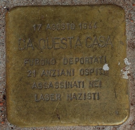Pietra d'inciampo commemorativa che ricorda la deportazione di anziani dalla Casa Israelitica nel 1944.