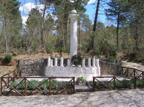 Monumento ai caduti di Scalvaia, memoriale dedicato ai soldati locali, immerso nella natura.