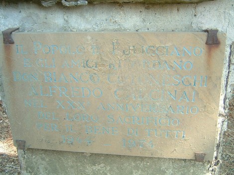 Monumento dedicato a Don Bianco Cotoneschi e Alfredo Calcinai, in memoria del loro sacrificio per la comunità.