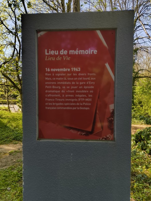 Memoriale del Gruppo Manouchian, dedicato alla resistenza francese durante la Seconda Guerra Mondiale, circondato da alberi.