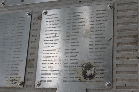 Monumento ai deportati caduti, commemorazione delle vittime della Shoah con nomi incisi su una placca.