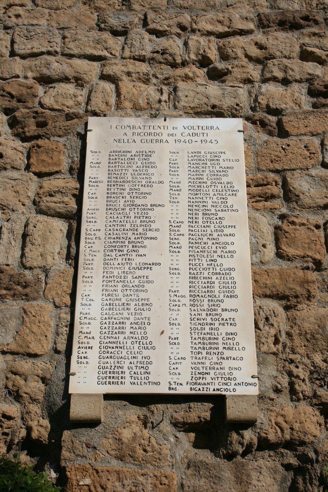 Lapide commemorativa dedicata ai caduti di Volterra nella Seconda Guerra Mondiale.