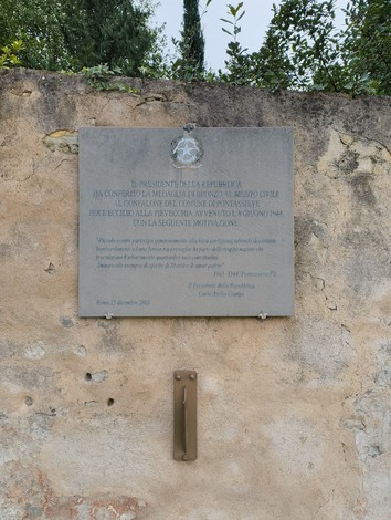 Lapide commemorativa situata a Pievecchia, dedicata alla memoria di eventi storici significativi.
