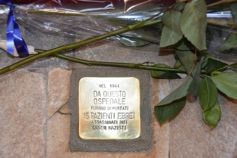 Pietra d'inciampo che commemora i pazienti ebrei dell'Ospedale Civile, vittime dei lager nazisti.