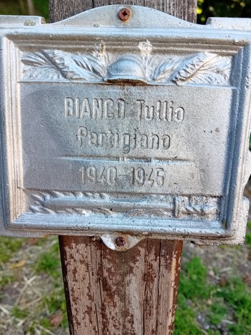 Targa commemorativa di Tullio Bianco, partigiano, nel Parco della Rimembranza, simbolo di memoria storica.