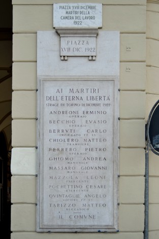 Lapide commemorativa dedicata ai martiri della Camera del Lavoro, con nomi e data dell'evento ricordato.