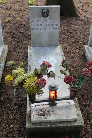 Tombe perpetue dei caduti per la Libertà, con fiori appassiti e una lampada votiva.