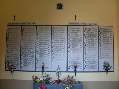 Lapidi commemorative ai caduti di Boretto, con nomi e omaggi floreali in memoria dei soldati.