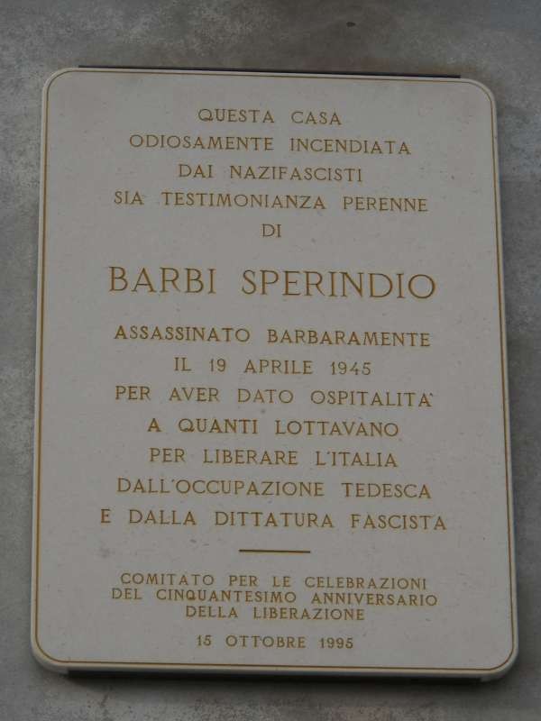 Lapide commemorativa a Barbi in onore delle vittime della guerra e della resistenza contro il fascismo.