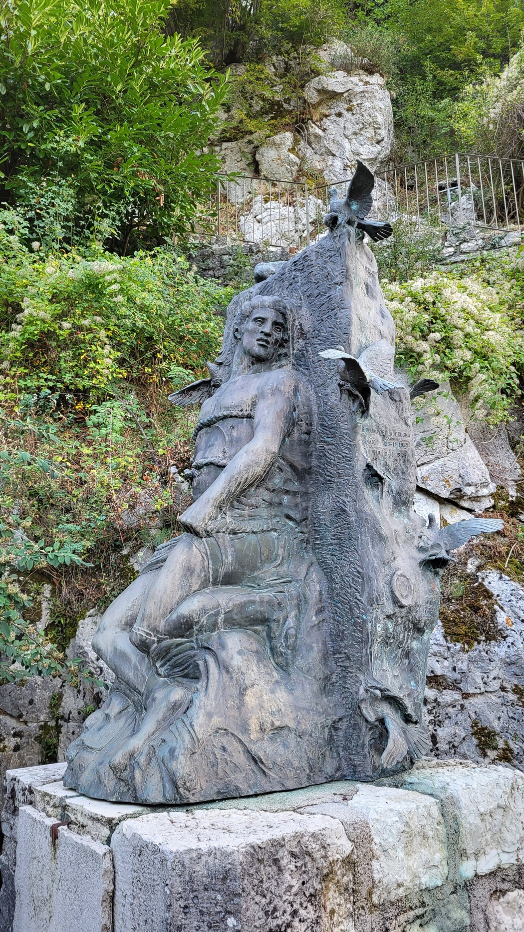 Monumento alla Resistenza: scultura che celebra il coraggio e la libertà, immersa nel verde naturale circostante.