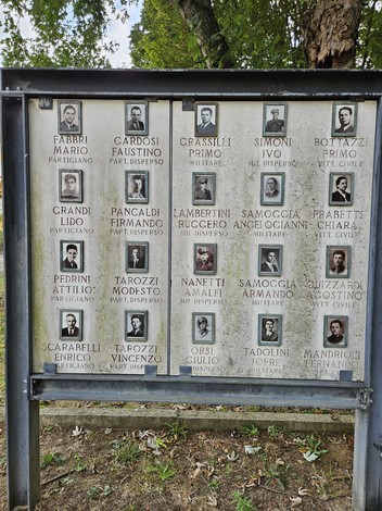 Lapidi commemorative dei caduti nella seconda guerra mondiale, con nomi e fotografie di soldati.