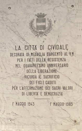 Lapide commemorativa di Cividale, dedicata ai caduti per la libertà e la democrazia, datata 1° maggio 1985.