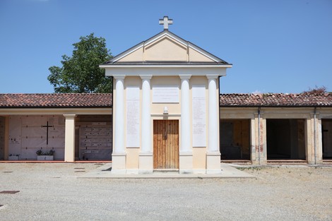 Il "Sacrario dei Caduti per la Liberazione" è un monumento sobrio, con colonne bianche e una croce in cima.