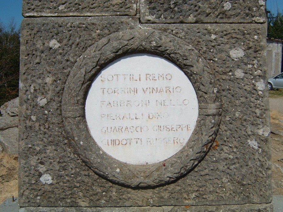 Monumento in Secchieta, dedicato a Remo Sottini e ai suoi compagni, con iscrizioni su una base di pietra.
